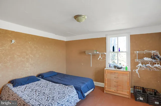 a view of a swimming pool with seating space