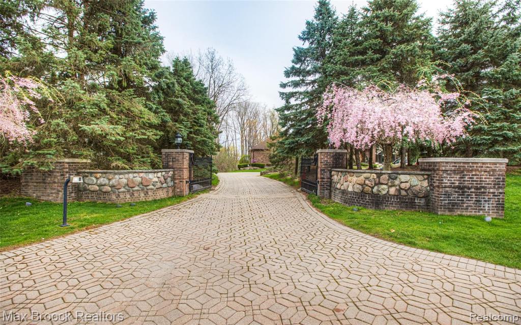2035 Lone Pine Road West Bloomfield, MI 48302 - Photo 1 of 4
