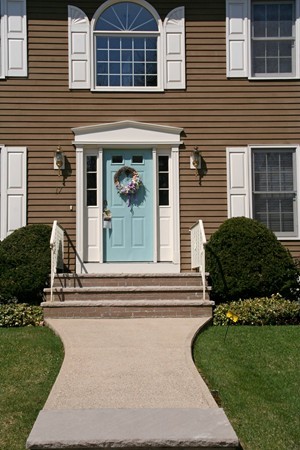 17 Andrews Road Wakefield, MA 01880 - Photo 2 of 30 Gallery Image 2