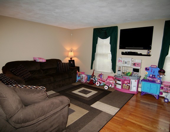 17 Andrews Road Wakefield, MA 01880 - Photo 24 of 30 Gallery Image 24