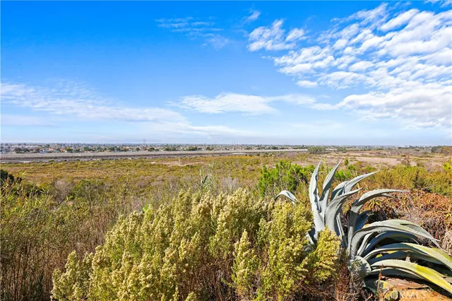 $725,000 | 2205 Pacific Avenue, Unit 101, Costa Mesa, CA 92627