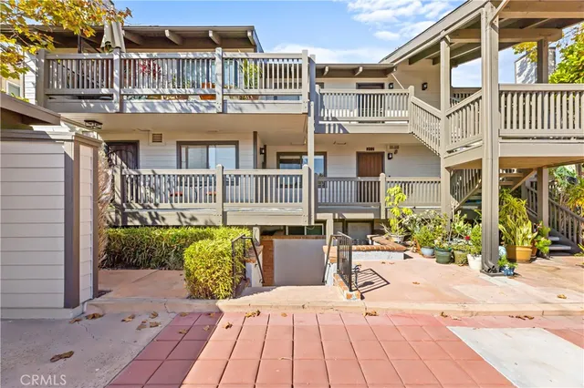 $725,000 | 2205 Pacific Avenue, Unit 101, Costa Mesa, CA 92627