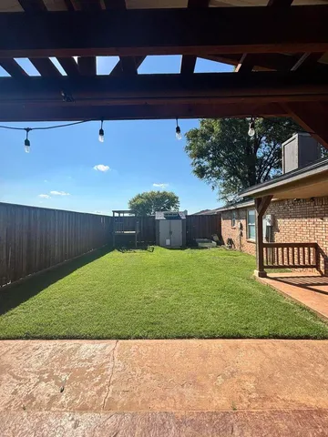 a view of a backyard
