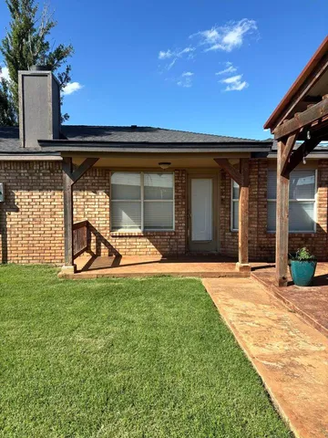 a view of a house with backyard and porch