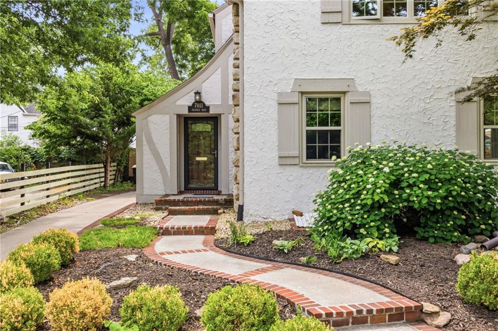 7011 Edgevale Road Kansas City, MO 64113 - Photo 2 of 42