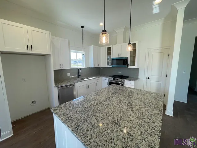 $329,800 | 33978 Highlandia Drive, Denham Springs, LA 70706