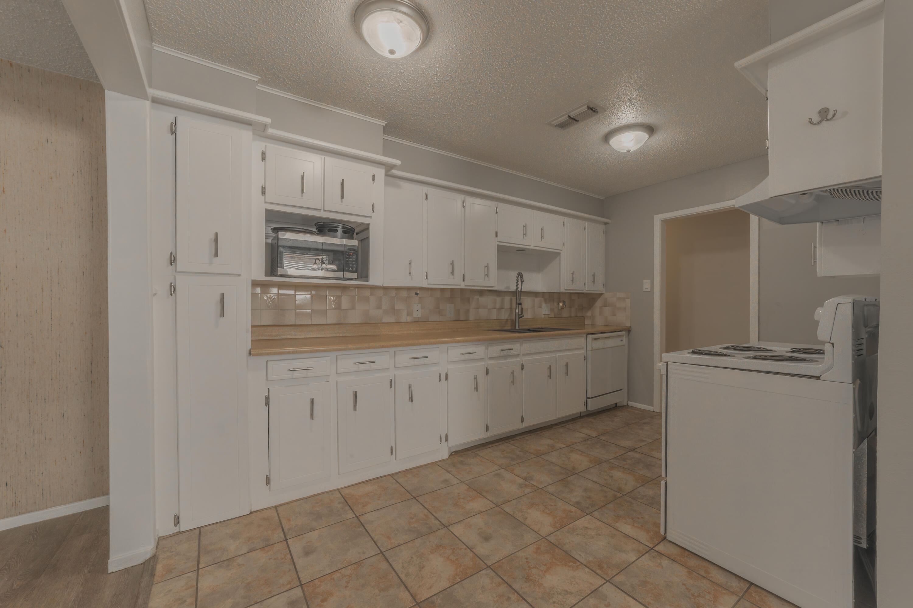 4802 54th Street Lubbock, TX 79414 - Photo 9 of 33 IMG_9312-HDR