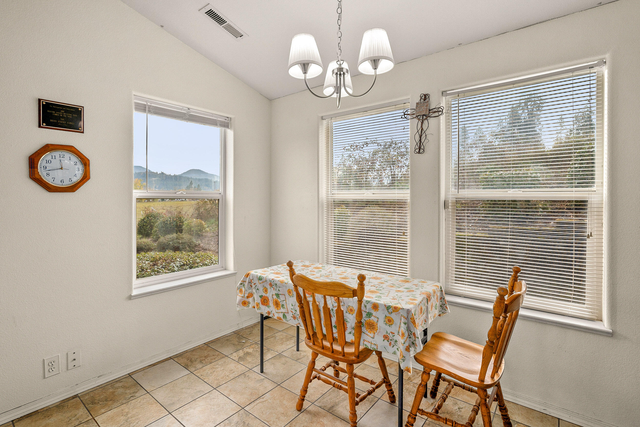 1590 West Harbeck Road Grants Pass, OR 97527 - Photo 13 of 38 Breakfast nook
