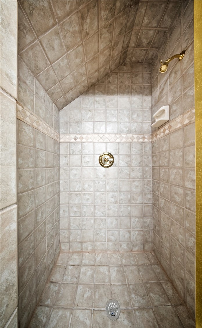 15330 Key Largo Court Corpus Christi, TX 78418 - Photo 21 of 33 a bathroom with a shower