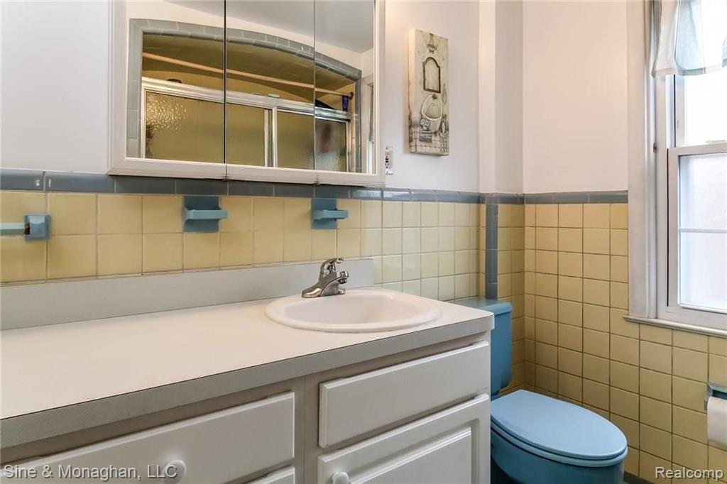 1605 Prestwick Road Grosse Pointe Woods, MI 48236 - Photo 23 of 46