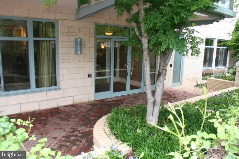 851 North Glebe Road, Unit 1503 Arlington, VA 22203 - Photo 4 of 40