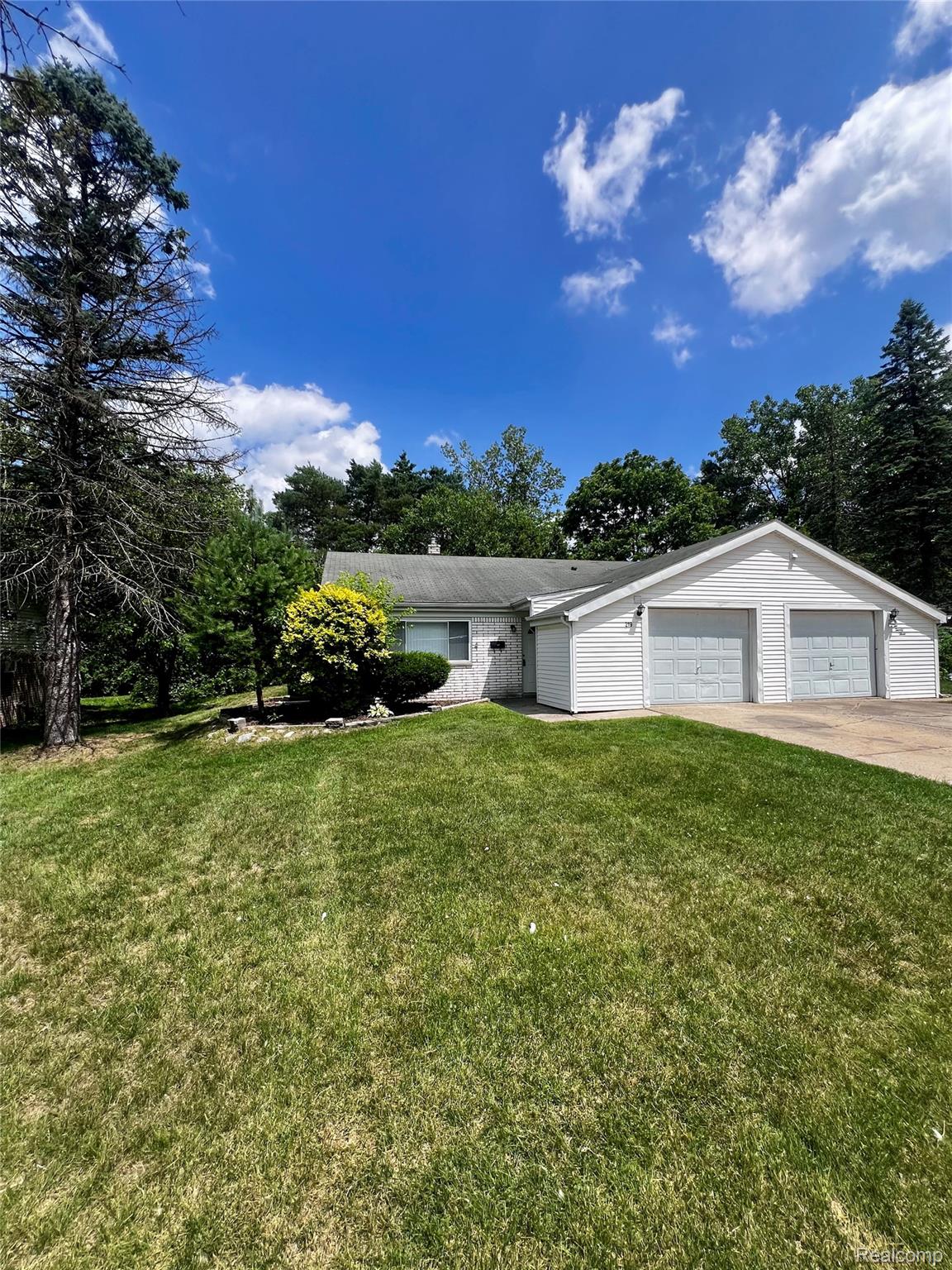 219 O'Doherty Road Brighton, MI 48116 - Photo 1 of 18 Ranch-style residence featuring a white brick and siding exterior