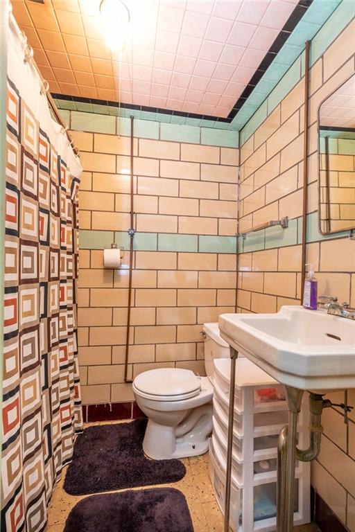 627 Virginia Avenue Rochester, PA 15074 - Photo 15 of 17 Full second bath located on lower level