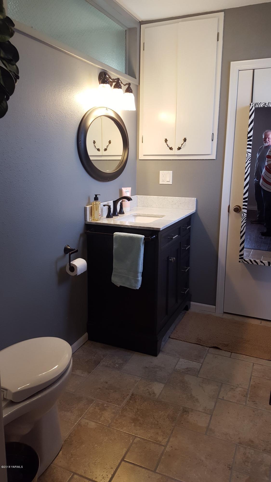 3380 Reeves Road Sunnyside, WA 98944 - Photo 11 of 32 a bathroom with a toilet and a sink