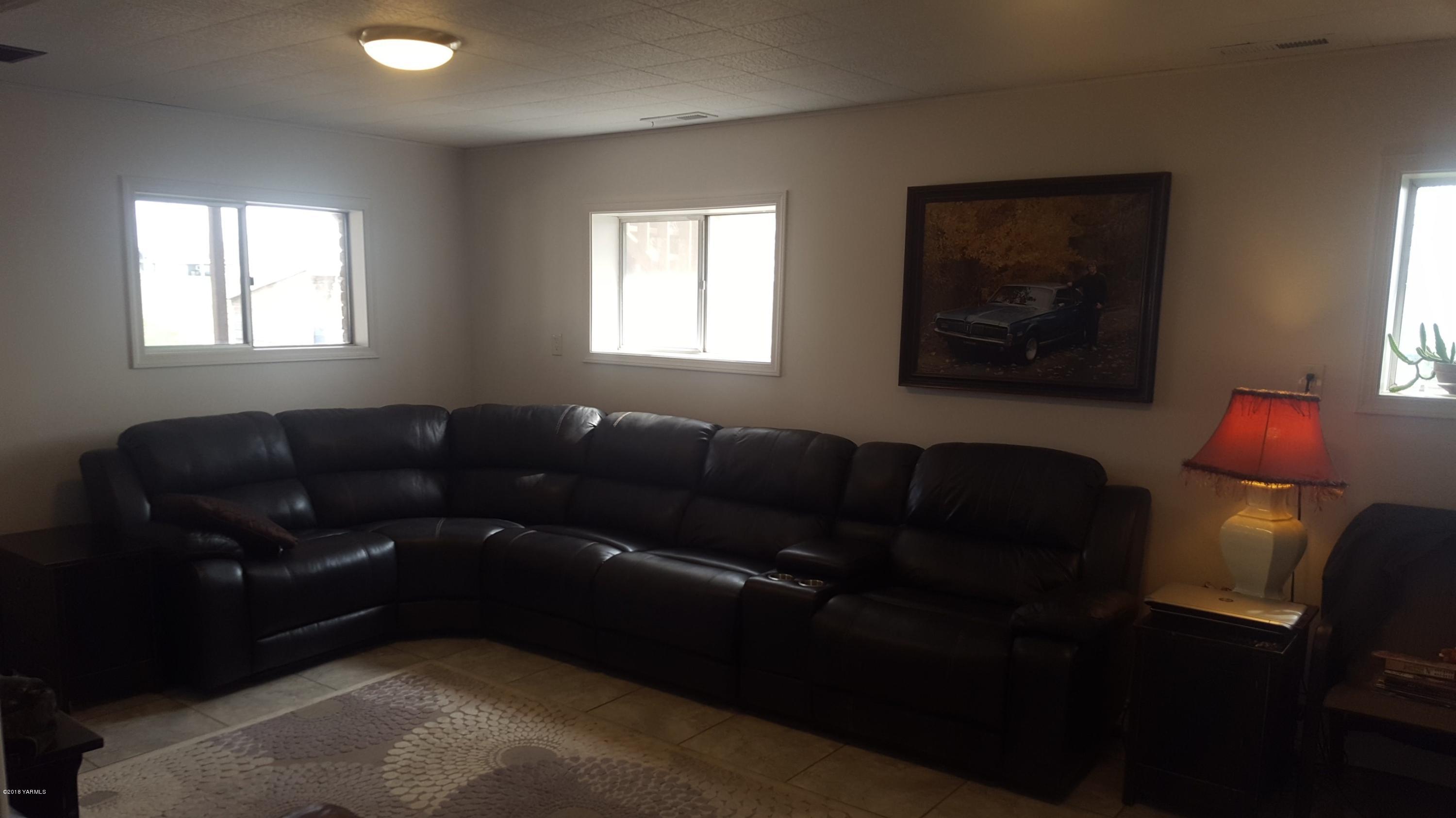 3380 Reeves Road Sunnyside, WA 98944 - Photo 12 of 32 a living room with furniture and a window