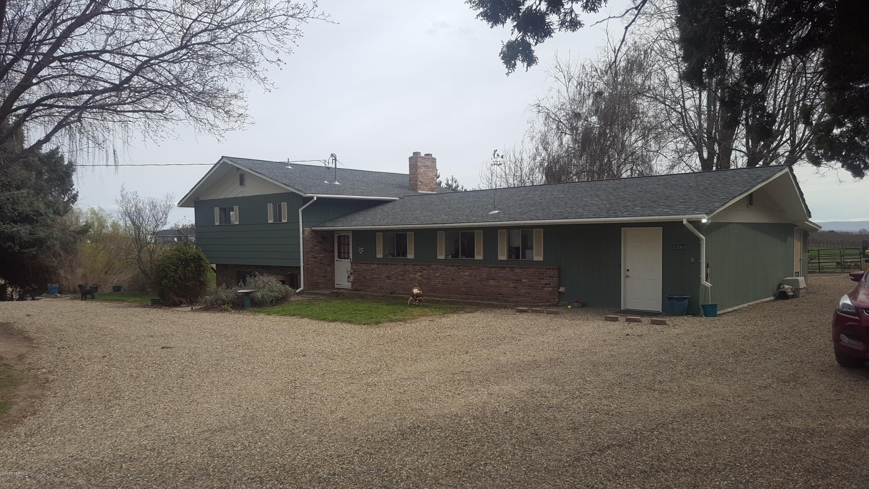 3380 Reeves Road Sunnyside, WA 98944 - Photo 13 of 32 a front view of a house with a yard