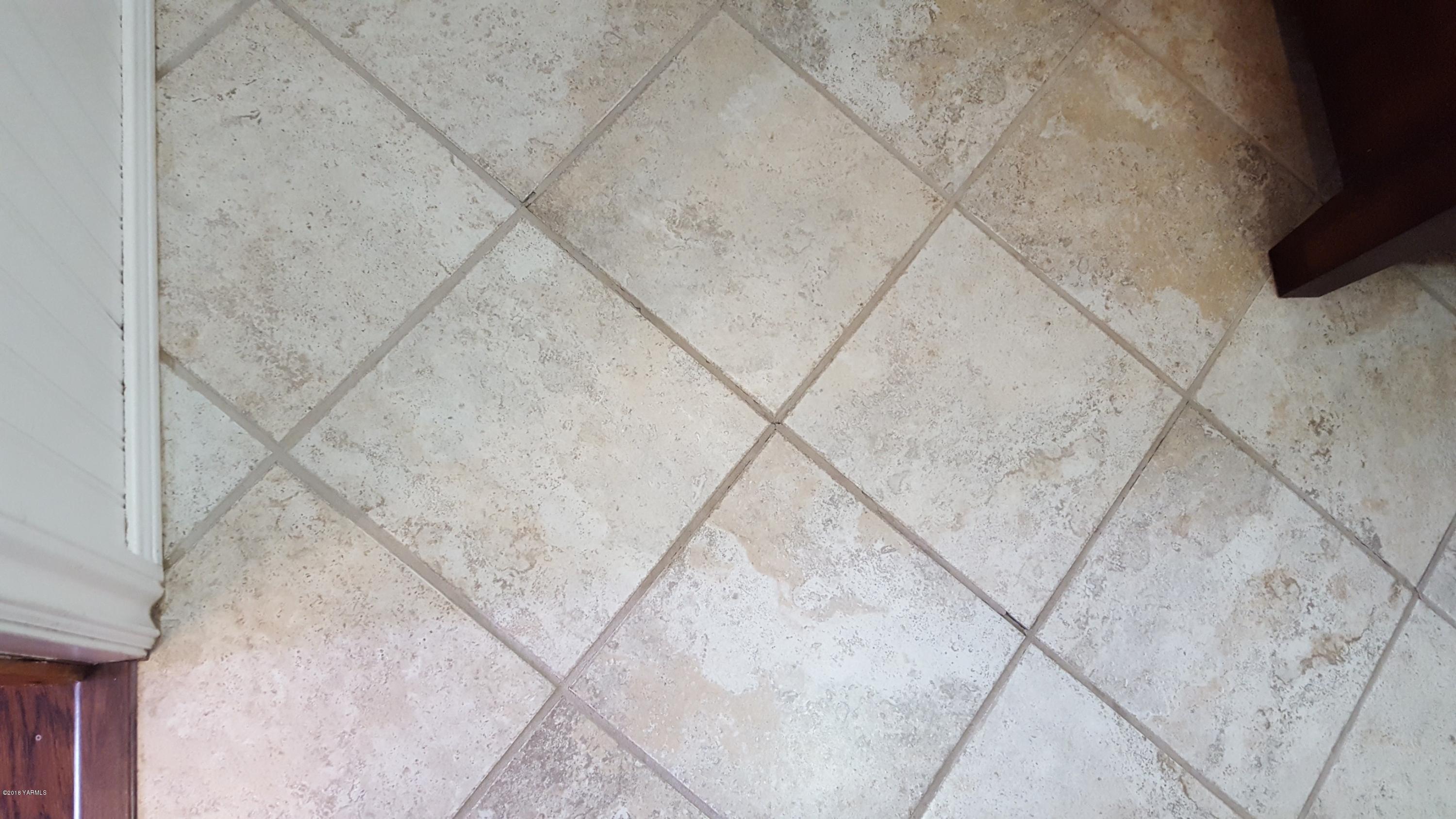 3380 Reeves Road Sunnyside, WA 98944 - Photo 14 of 32 a dirty bathroom with white tiles