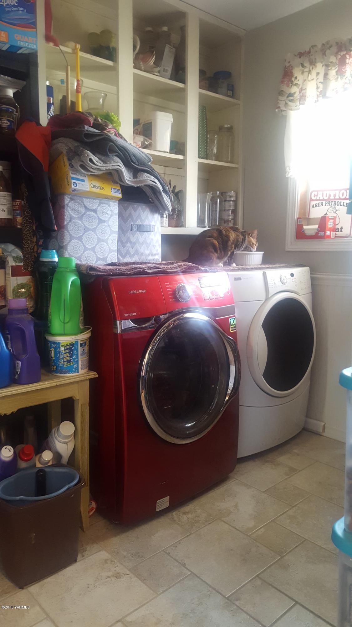 3380 Reeves Road Sunnyside, WA 98944 - Photo 15 of 32 a room with a stove and a wooden floor