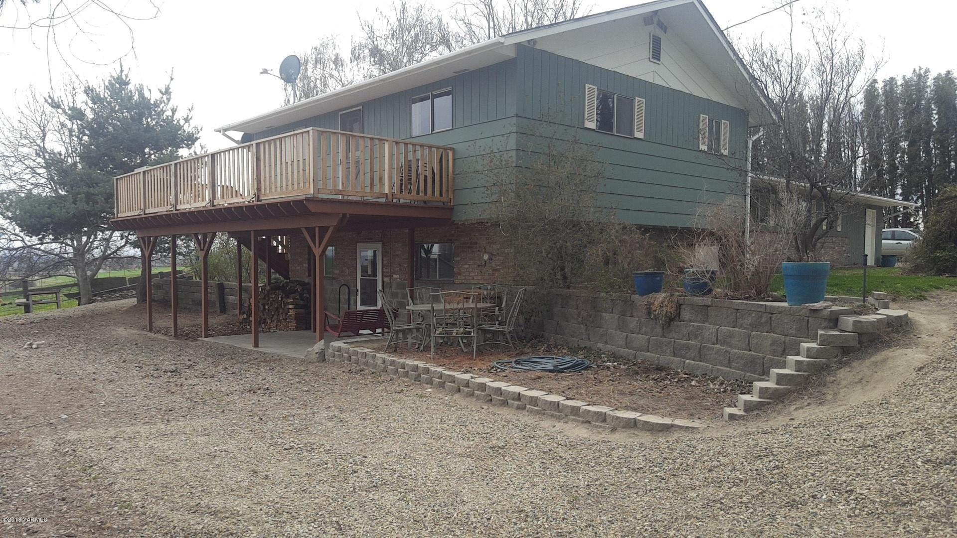 3380 Reeves Road Sunnyside, WA 98944 - Photo 19 of 32 a view of a house with a yard