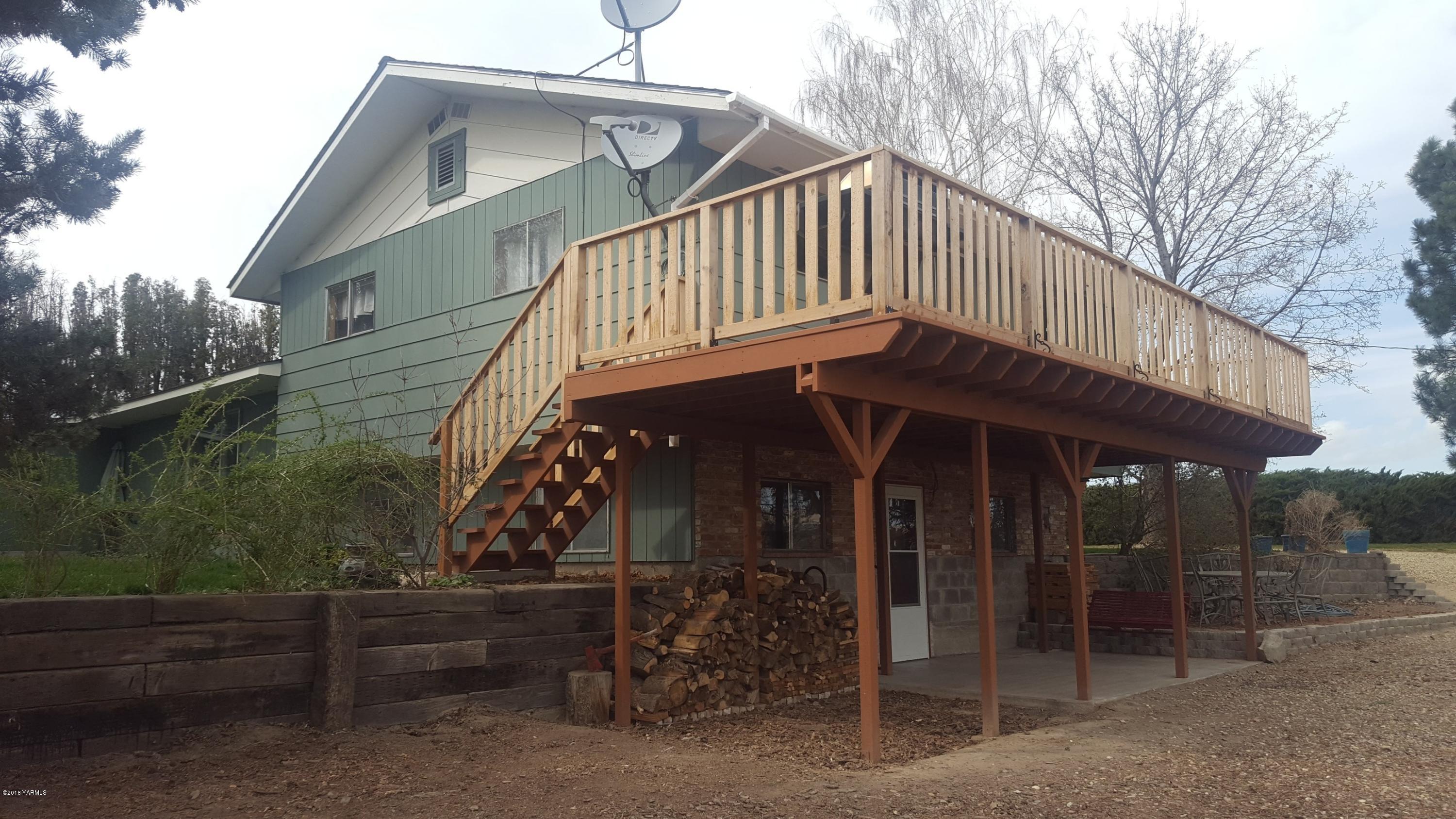 3380 Reeves Road Sunnyside, WA 98944 - Photo 20 of 32 a view of a house with a deck