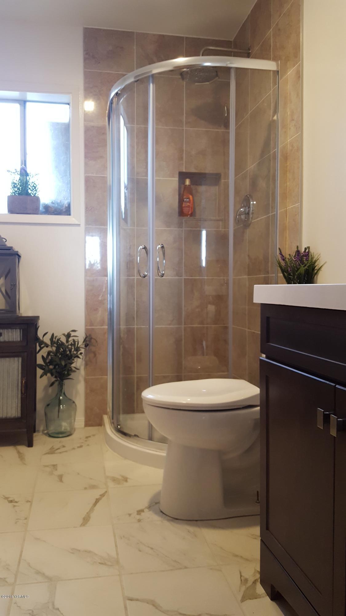 3380 Reeves Road Sunnyside, WA 98944 - Photo 3 of 32 a bathroom with a toilet and a shower