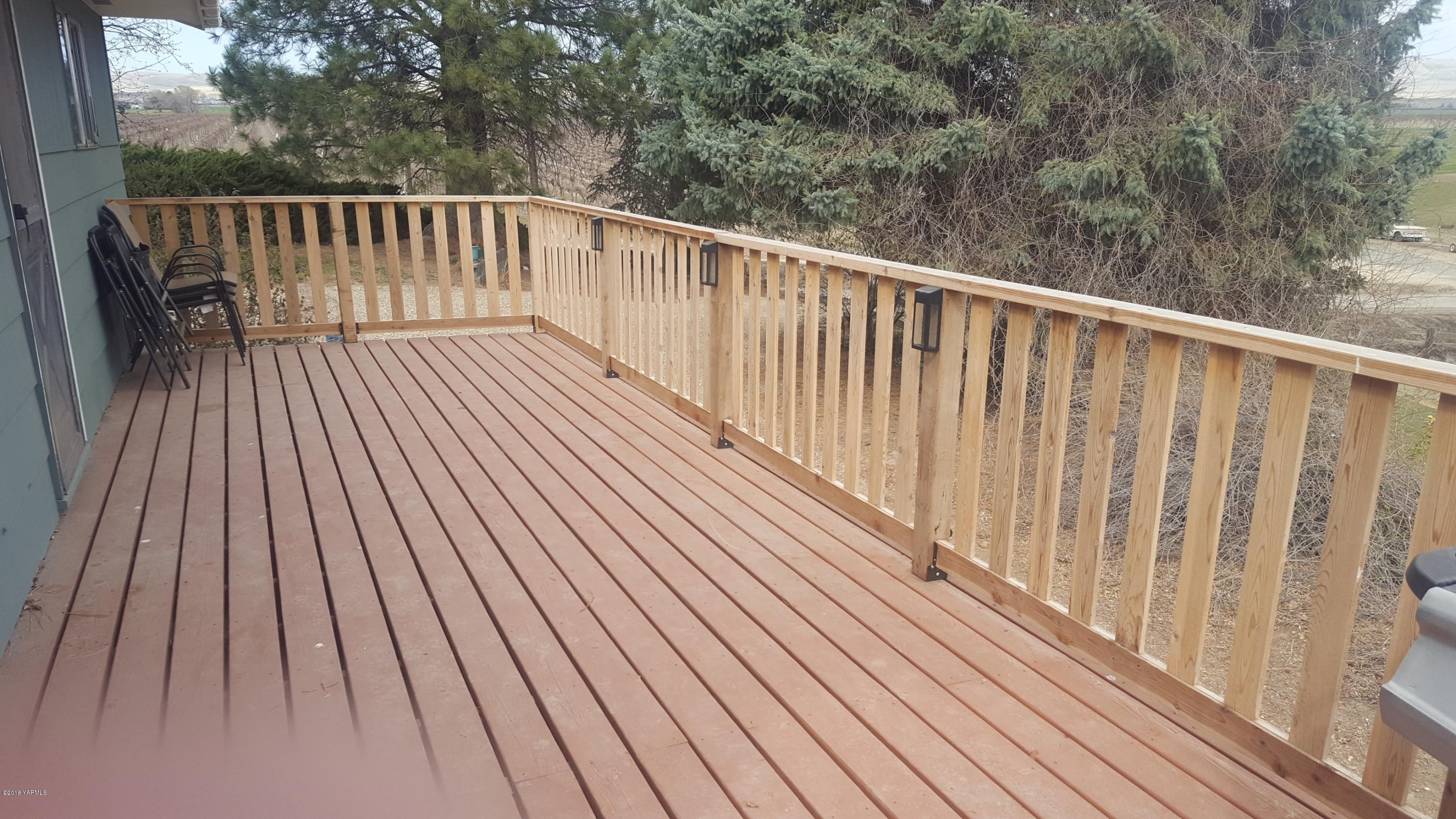 3380 Reeves Road Sunnyside, WA 98944 - Photo 21 of 32 a view of balcony with wooden floor