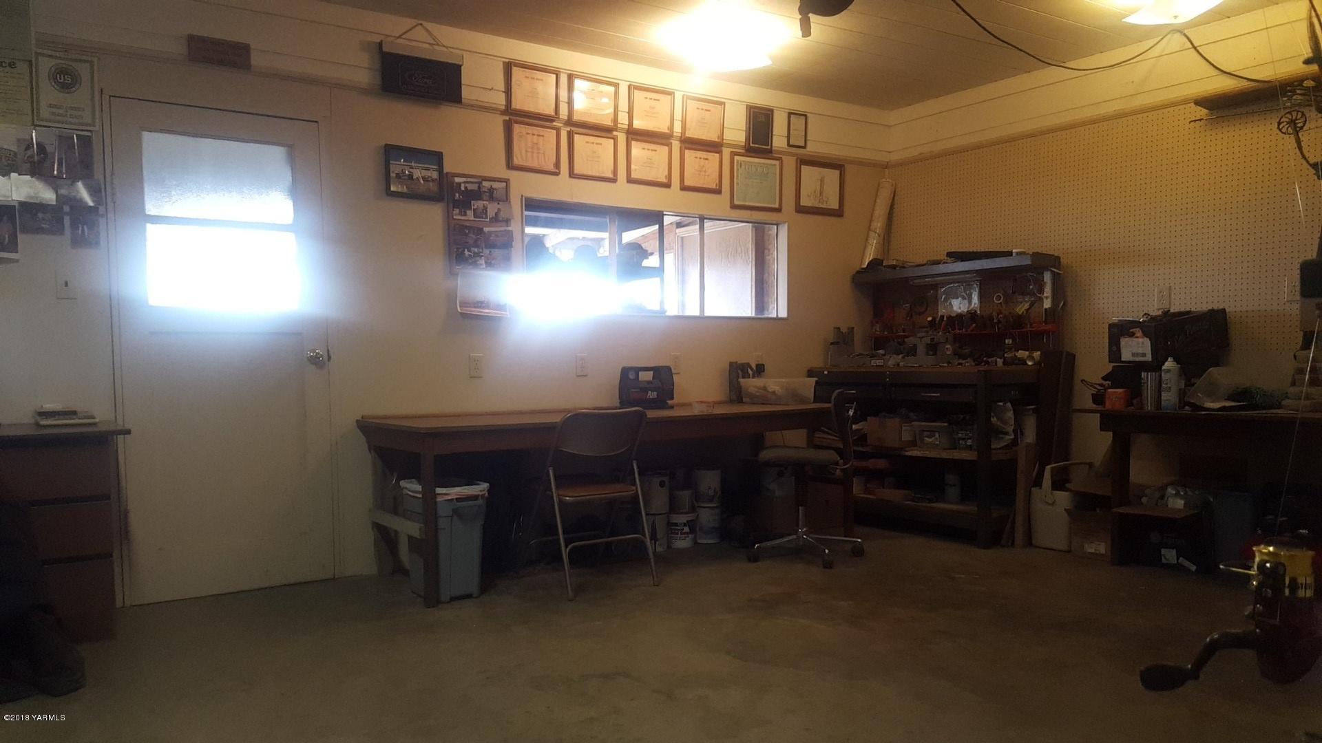 3380 Reeves Road Sunnyside, WA 98944 - Photo 26 of 32 a room with furniture and musical instruments
