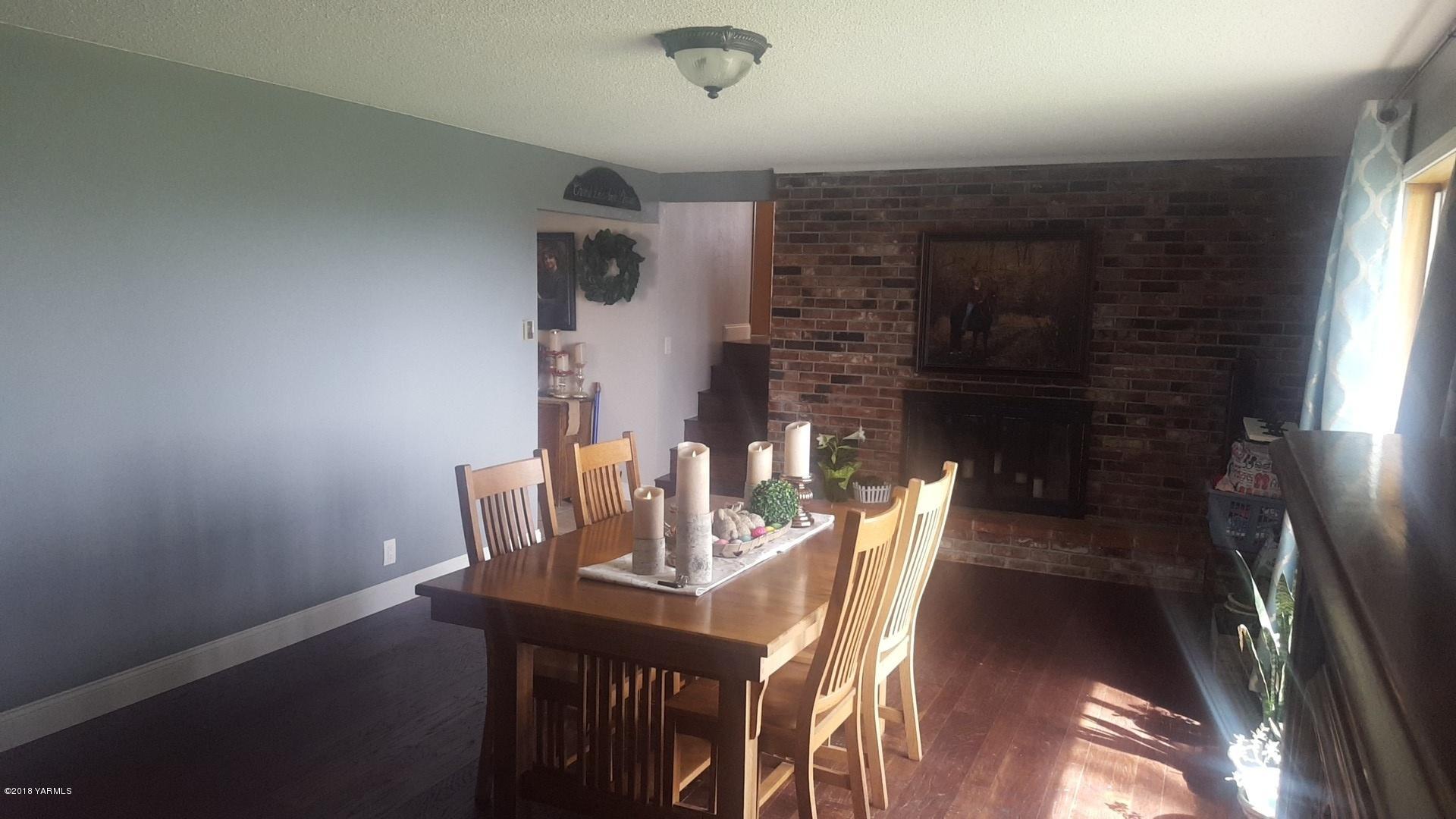 3380 Reeves Road Sunnyside, WA 98944 - Photo 29 of 32 a view of a dining room with furniture and wooden floor