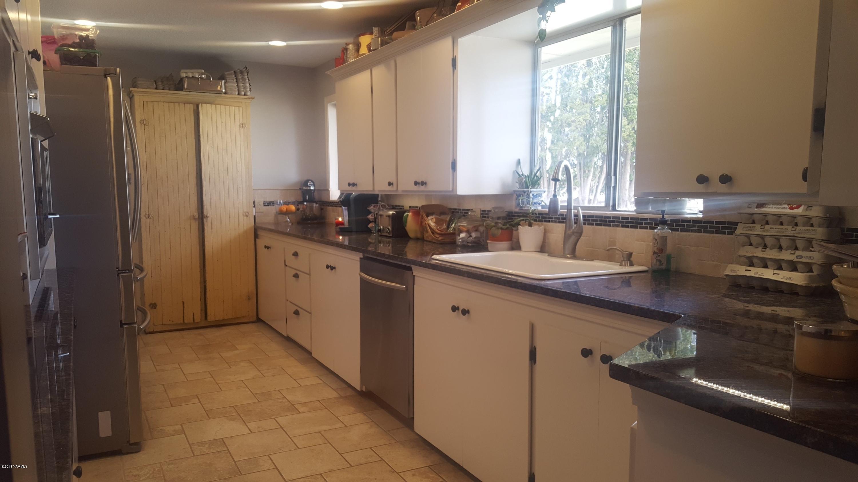 3380 Reeves Road Sunnyside, WA 98944 - Photo 31 of 32 a kitchen with a sink and cabinets