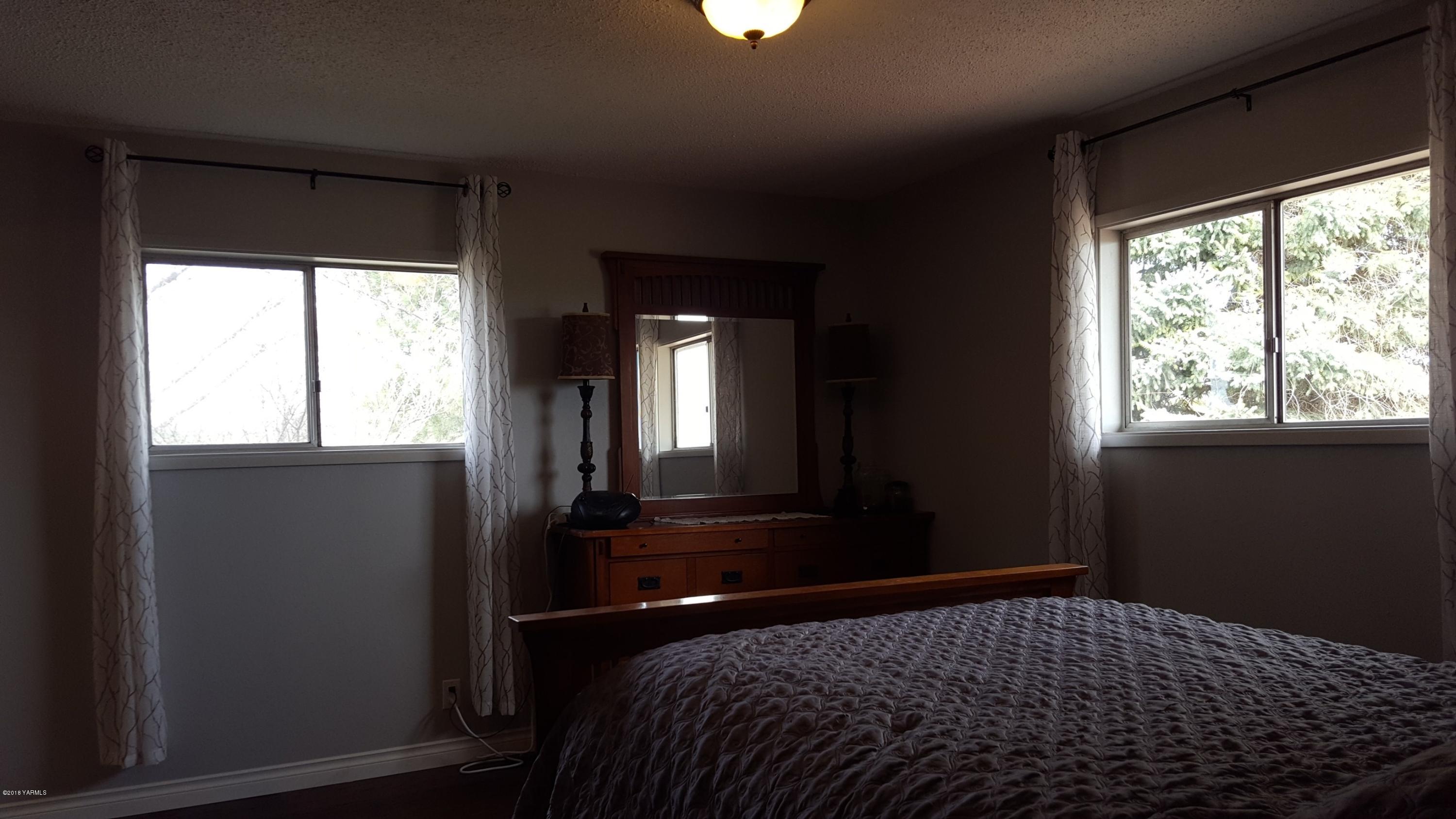 3380 Reeves Road Sunnyside, WA 98944 - Photo 6 of 32 a bedroom with a bed and window