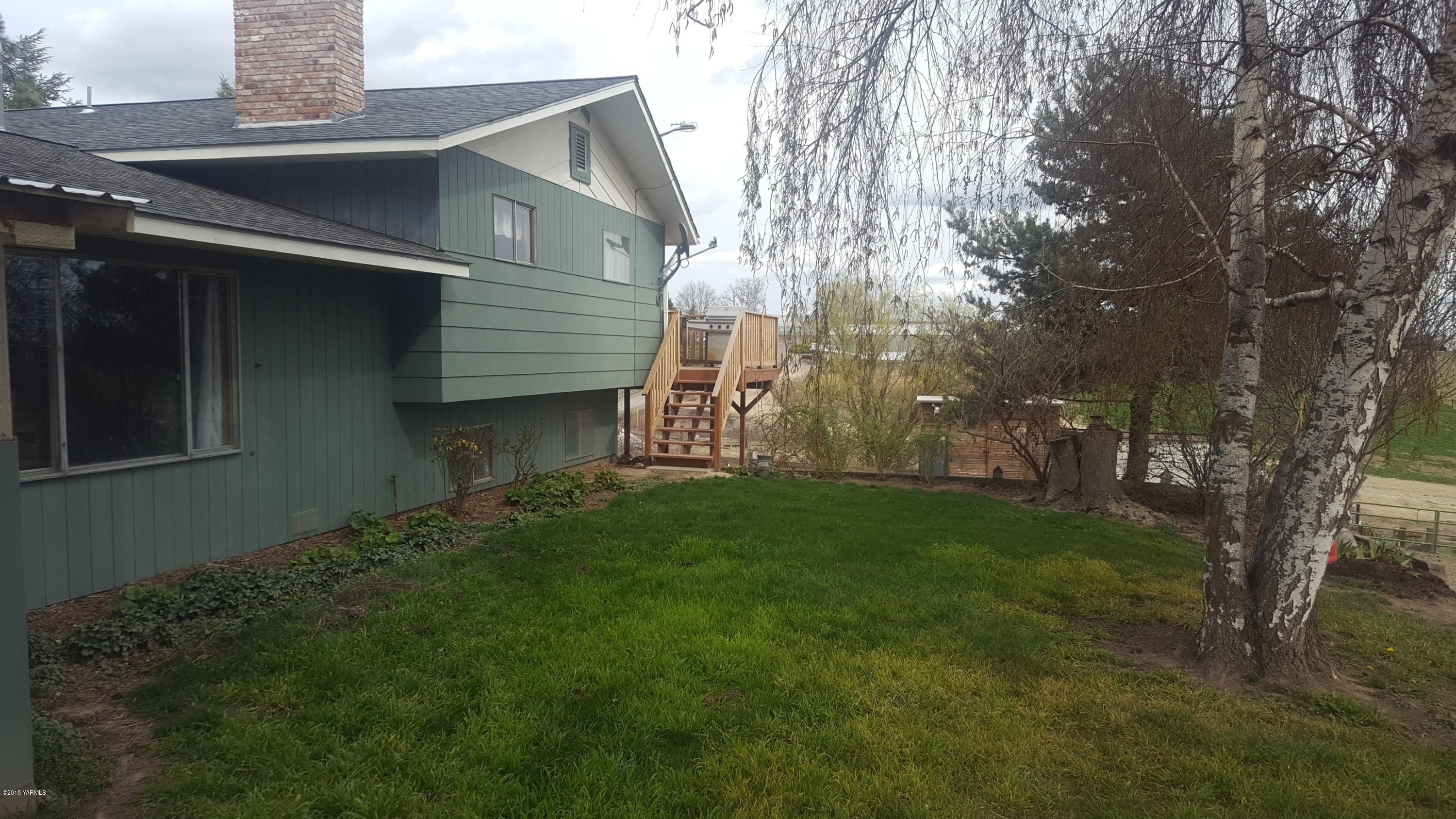 3380 Reeves Road Sunnyside, WA 98944 - Photo 7 of 32 a front view of a house with garden