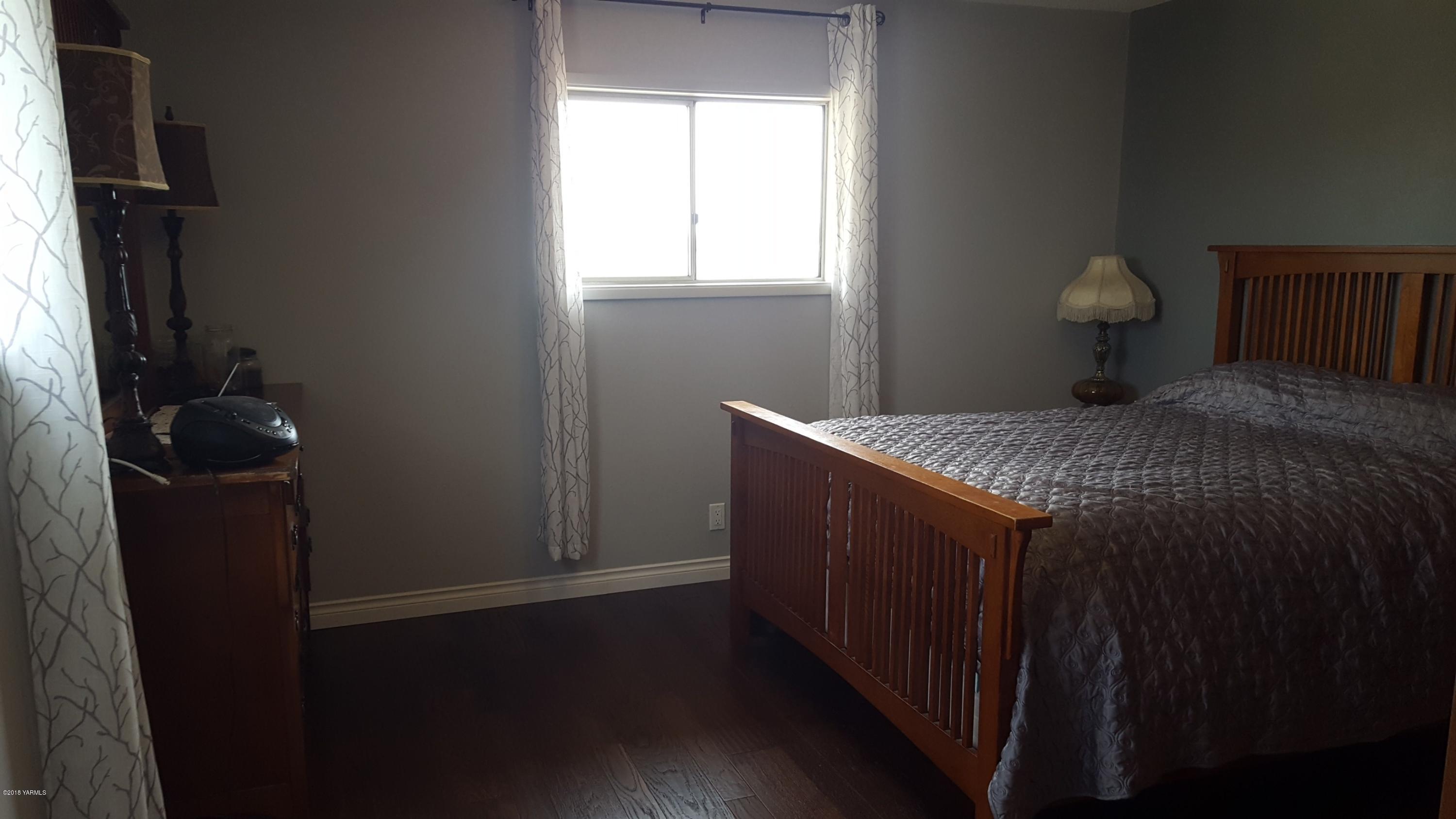 3380 Reeves Road Sunnyside, WA 98944 - Photo 8 of 32 a bedroom with a bed and a window