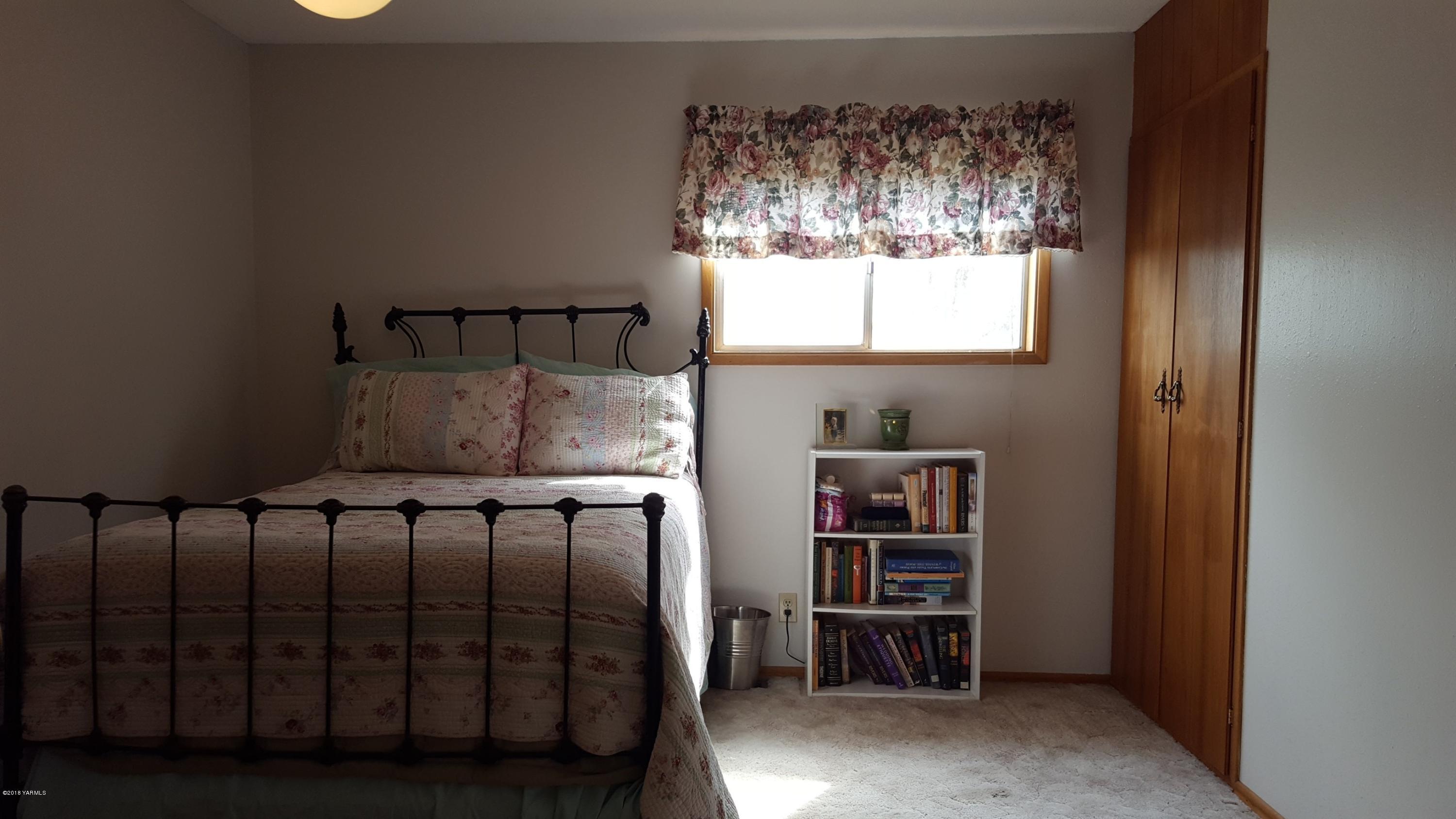 3380 Reeves Road Sunnyside, WA 98944 - Photo 9 of 32 a bedroom with a bed and a window