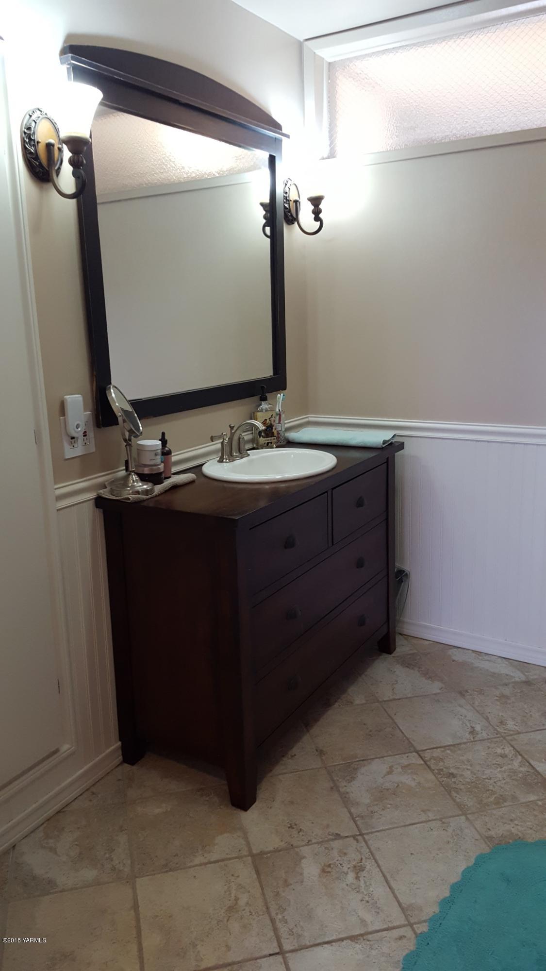 3380 Reeves Road Sunnyside, WA 98944 - Photo 10 of 32 a bathroom with a sink and a mirror