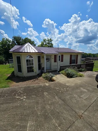 a view of a house with backyard and garden