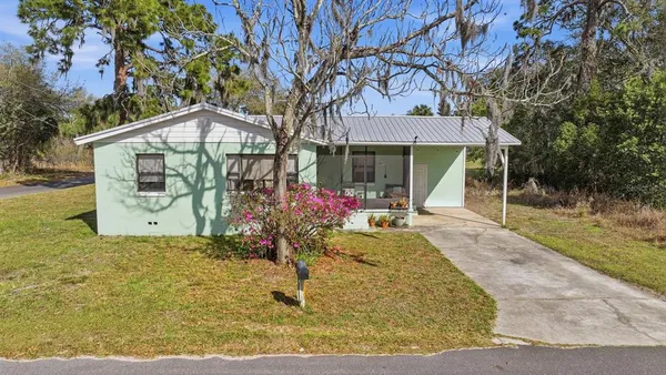 a view of entryway with furniture