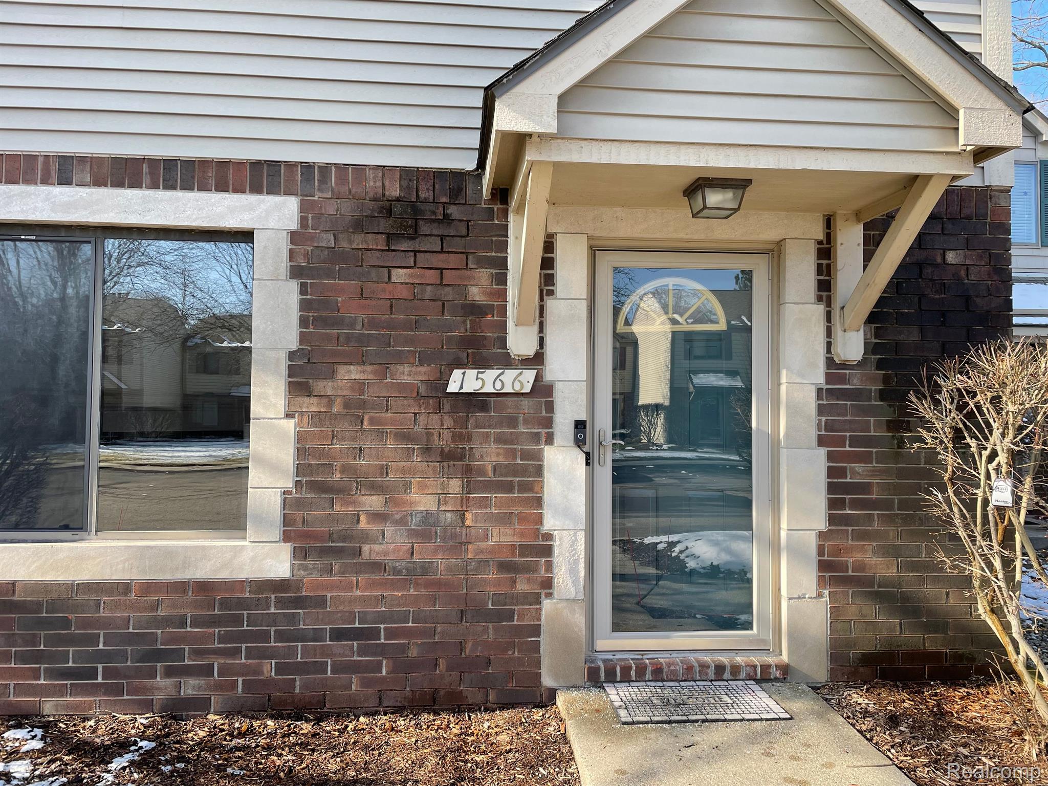 1566 Streamwood Court Rochester, MI 48307 - Photo 2 of 27 Gallery Image 2