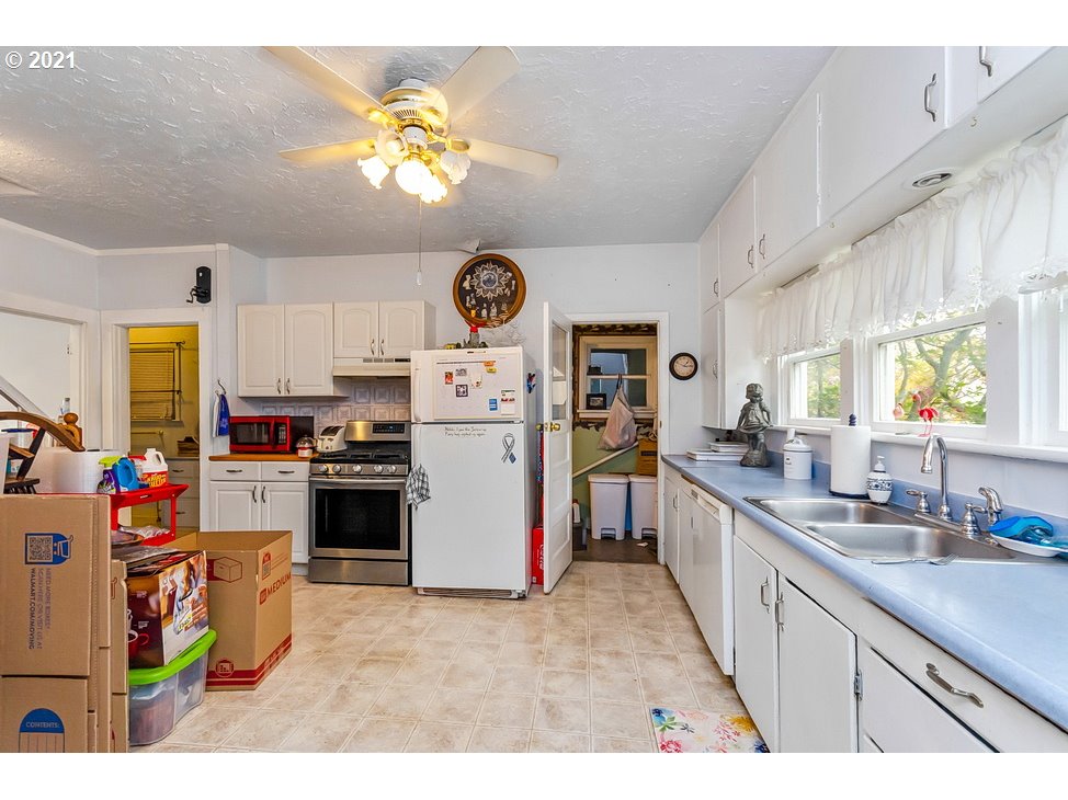 701 Southeast Hogan Road Gresham, OR 97080 - Photo 7 of 30 Gallery Image 7