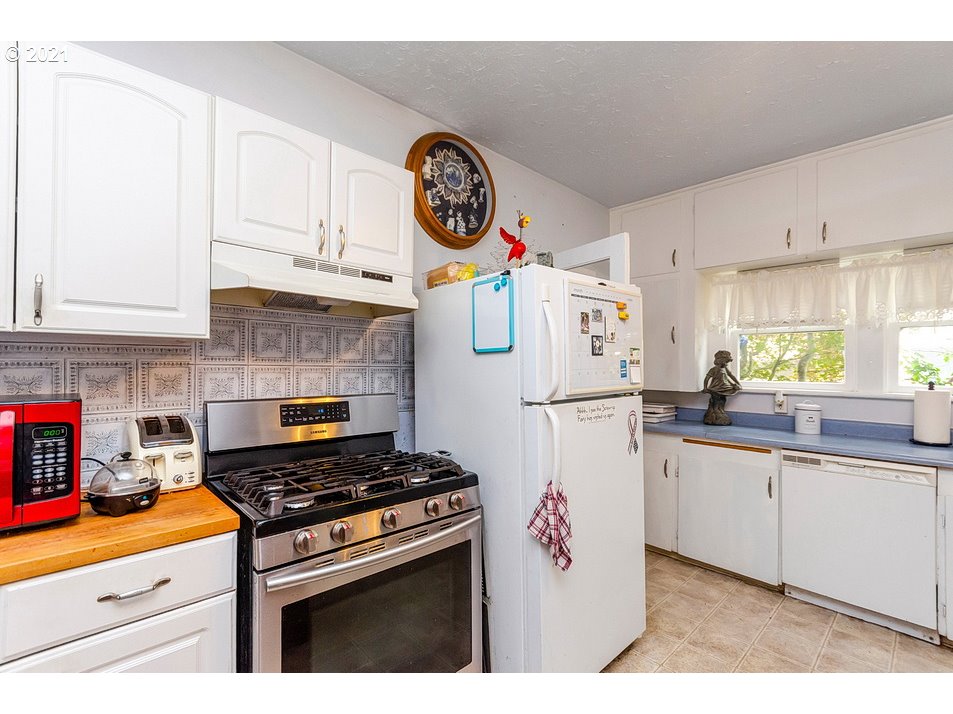 701 Southeast Hogan Road Gresham, OR 97080 - Photo 9 of 30 Gallery Image 9