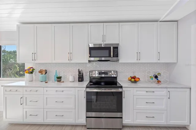 a view of walk in entryway