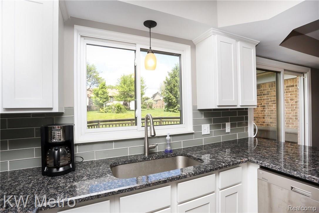 254 Slade Court Rochester, MI 48307 - Photo 10 of 48 Slade-9.jpg