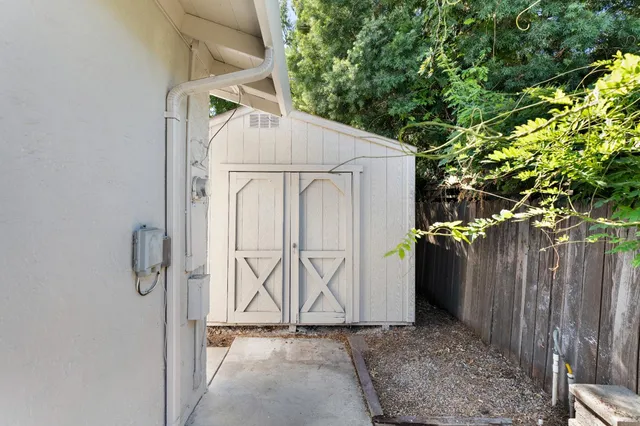 a view of a backyard with pathway