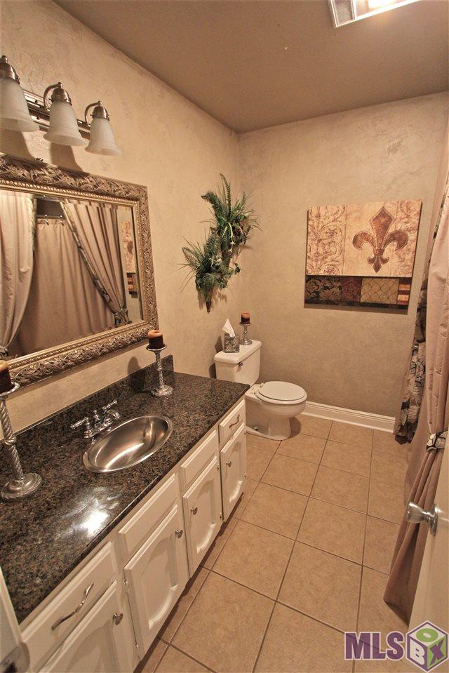 3955 Country View Drive Baton Rouge, LA 70817 - Photo 11 of 16 HALL BATH