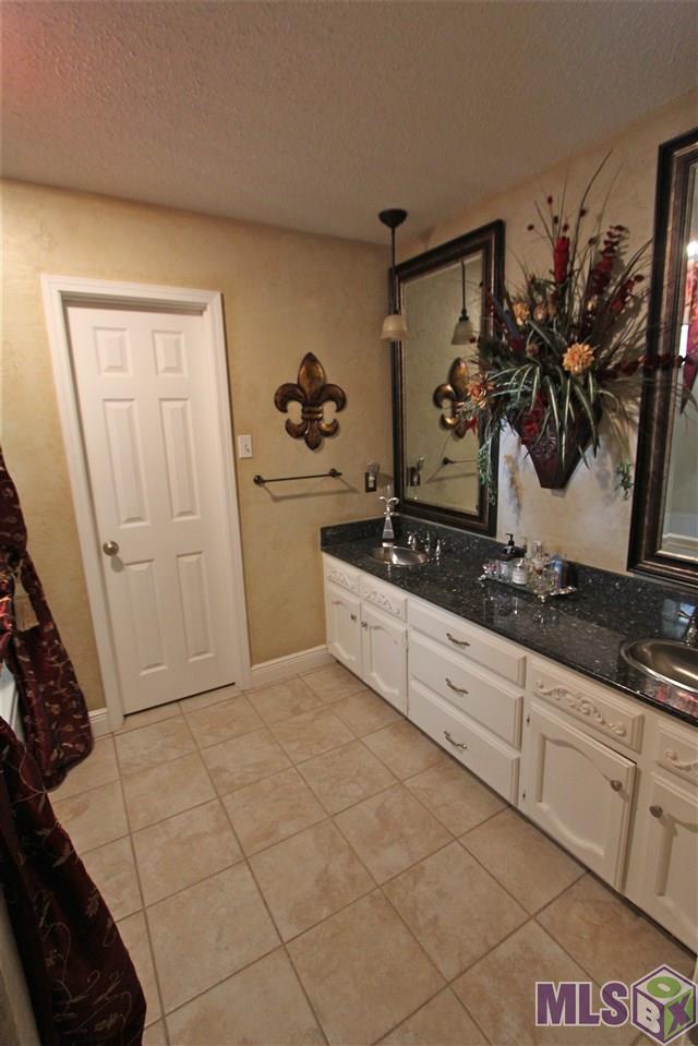 3955 Country View Drive Baton Rouge, LA 70817 - Photo 9 of 16 MASTER BATH