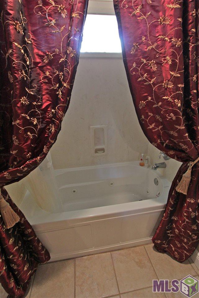 3955 Country View Drive Baton Rouge, LA 70817 - Photo 10 of 16 MASTER TUB