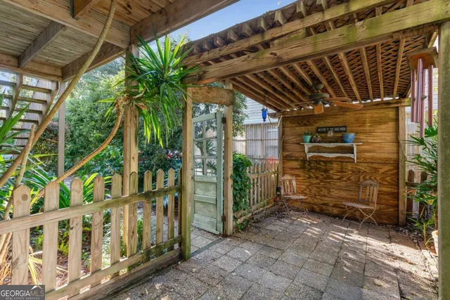 a view of entryway with a front door