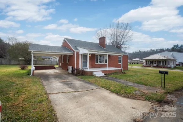 a view of a house with a back yard