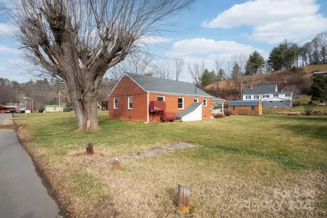 a view of a house with a yard