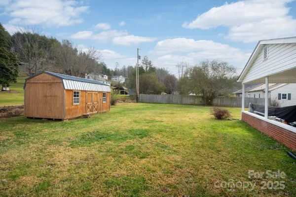 a view of a backyard