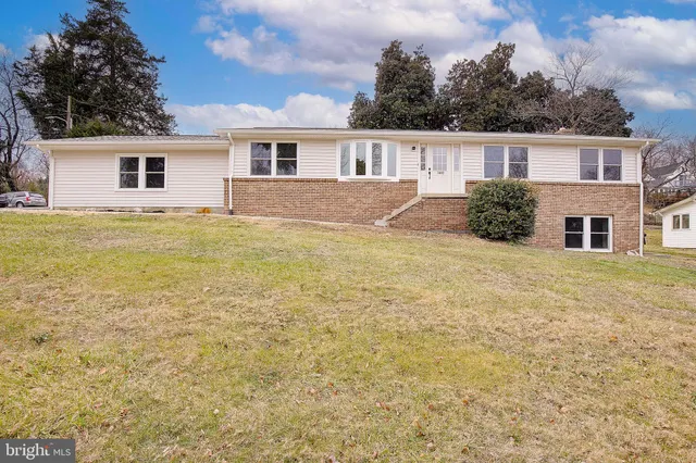 a view of a yard with a house